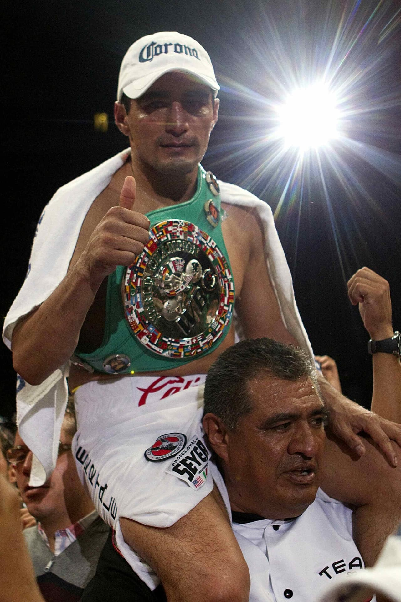 Érik el "Terrible" Morales fue el primer mexicano en lo grar el título en cuatro diferentes divisiones, lo logró en peso gallo, pluma, super pluma y super ligero.