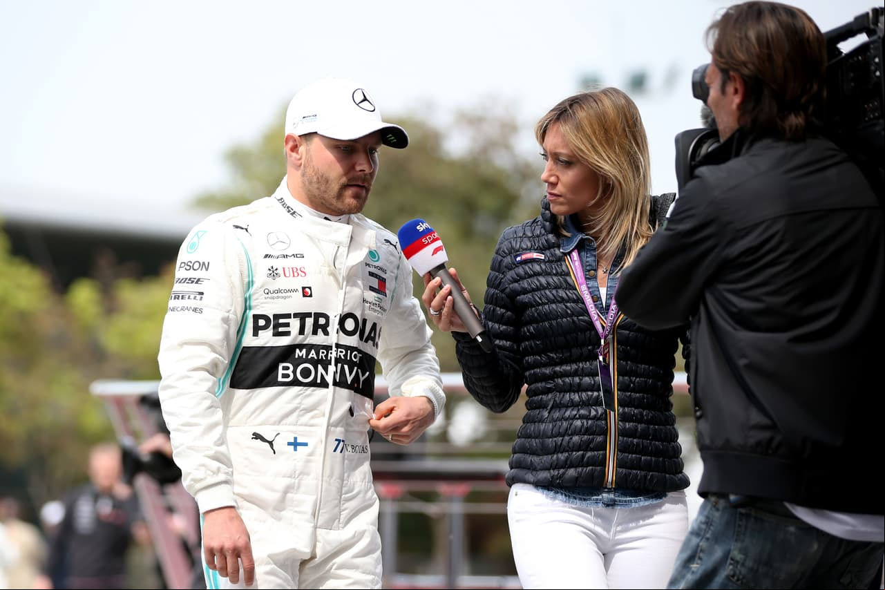 En la madrugada de este sábado se corrió la última sesión libre y la clasificación del Gran Premio de China en la cual los autos de Mercedes lograron los mejores tiempos. Valtteri Bottas se quedó con la Pole, Lewis Hamilton saldra segundo, Sebastian Vettel (Ferrari) tercero y Sergio 'Checo' Pérez quedó en el puesto 12.