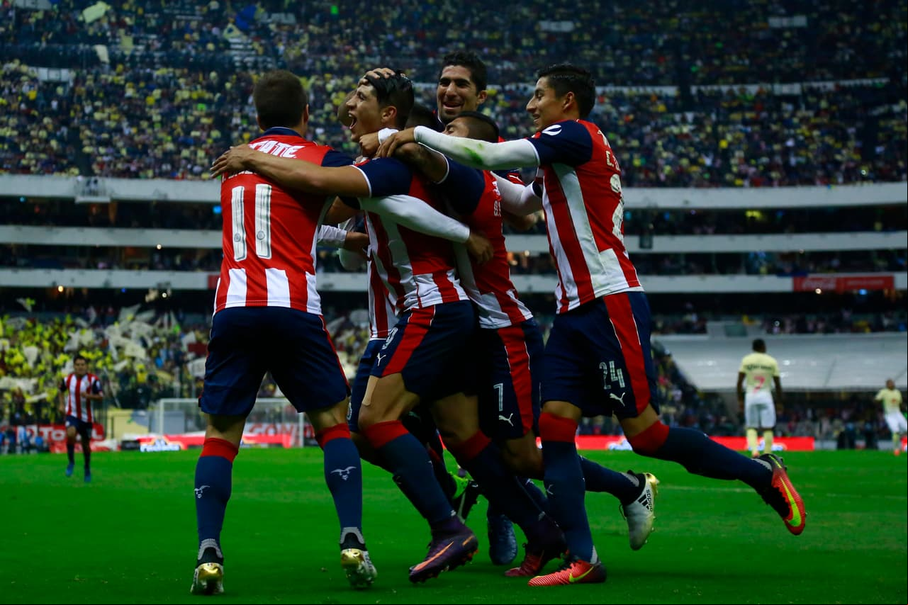 Chivas se dio el gusto de eliminar al América en el estadio Azteca al vencerlo en penaltis luego de dejar igualada la serie semifinal. El 'Rebaño Sagrado' es finalista de la Copa.
