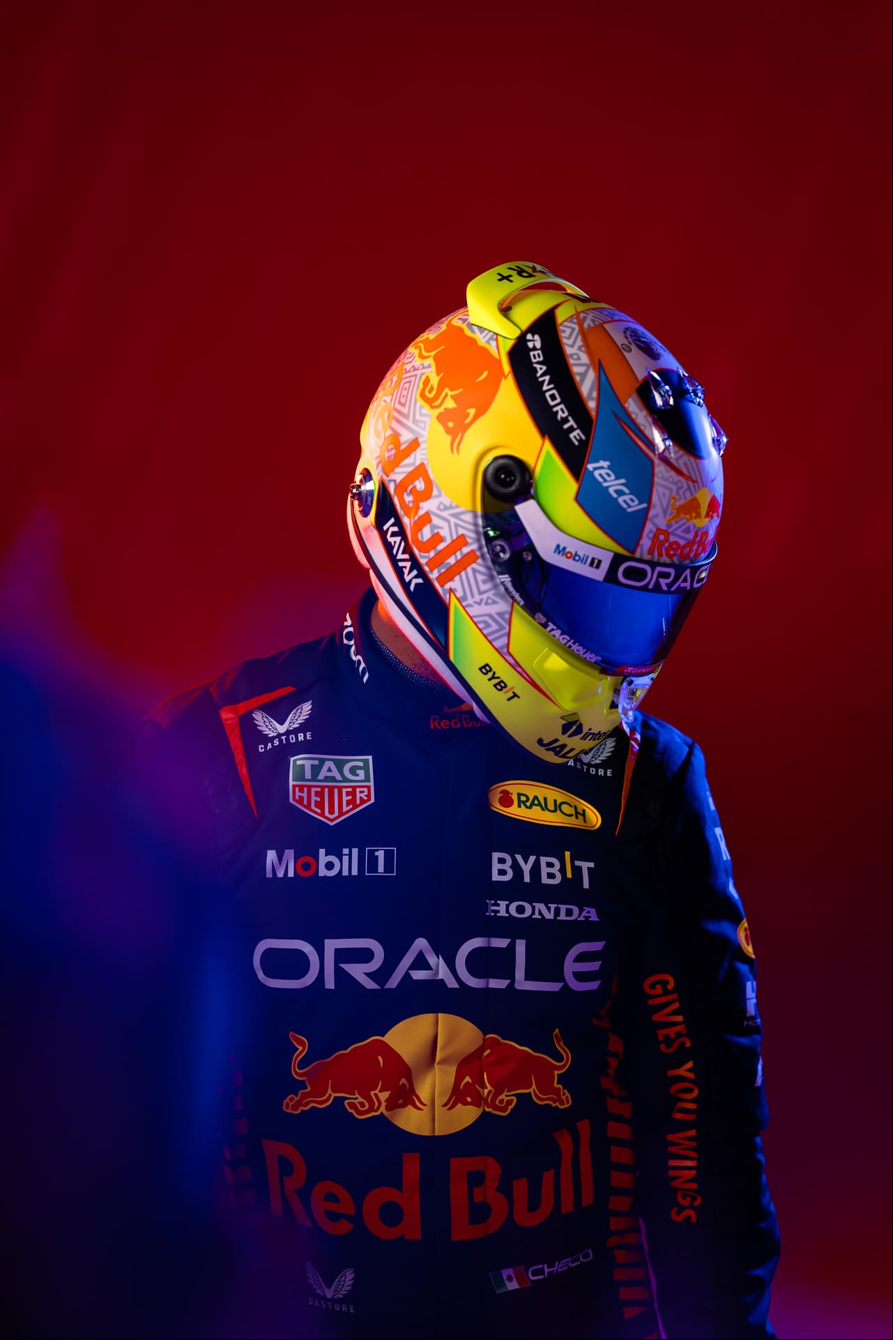 El piloto mexicano de Red Bull aprovechó la presentación del monoplaza de Red Bull para mostrar su nueva imagen para el casco que portará durante la temporada 2023 de la Fórmula 1.