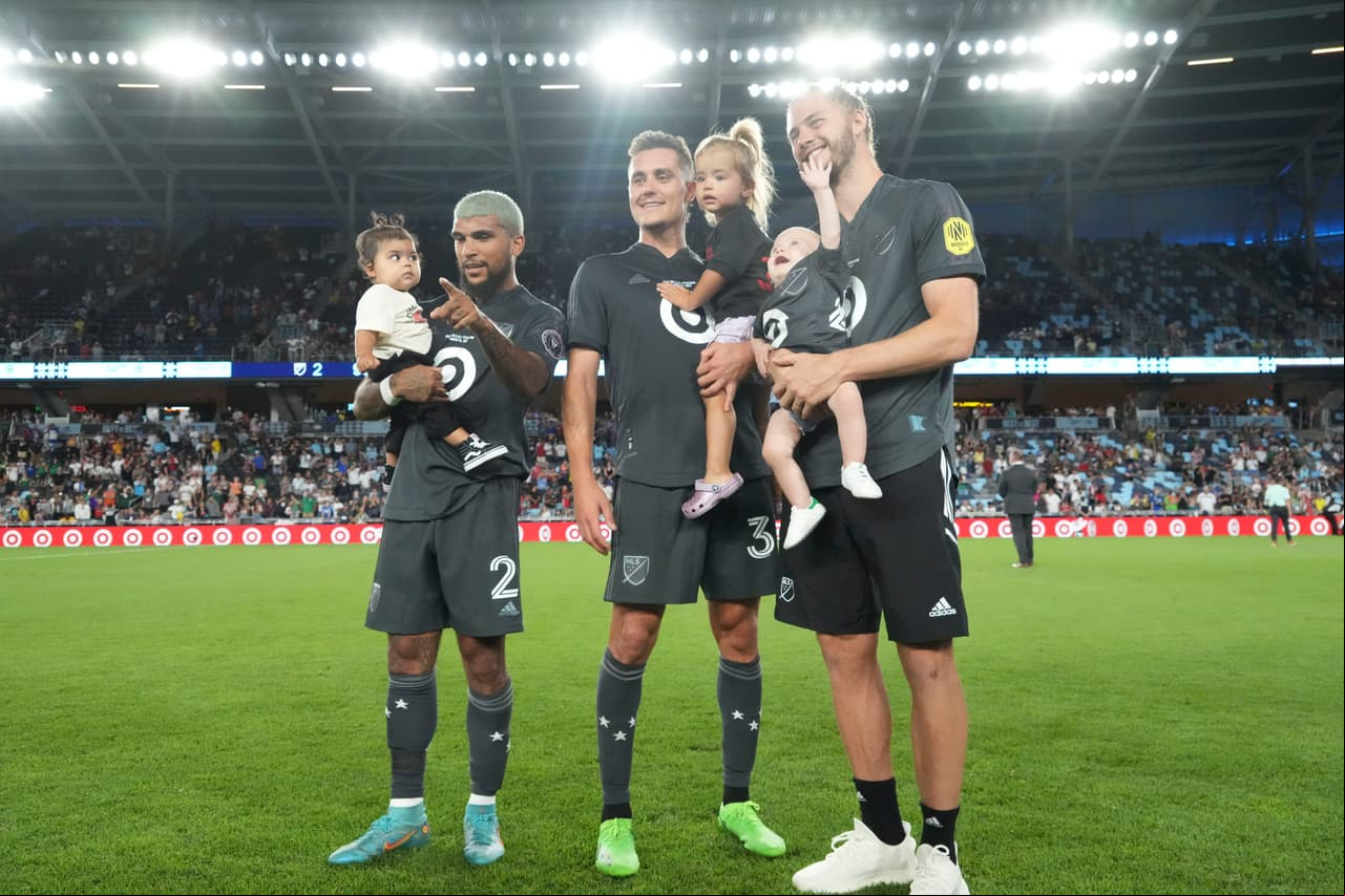 DeAndre Yedlin, Aaron Long y Walker Zimmerman con sus niños, tras el partido.
<br>