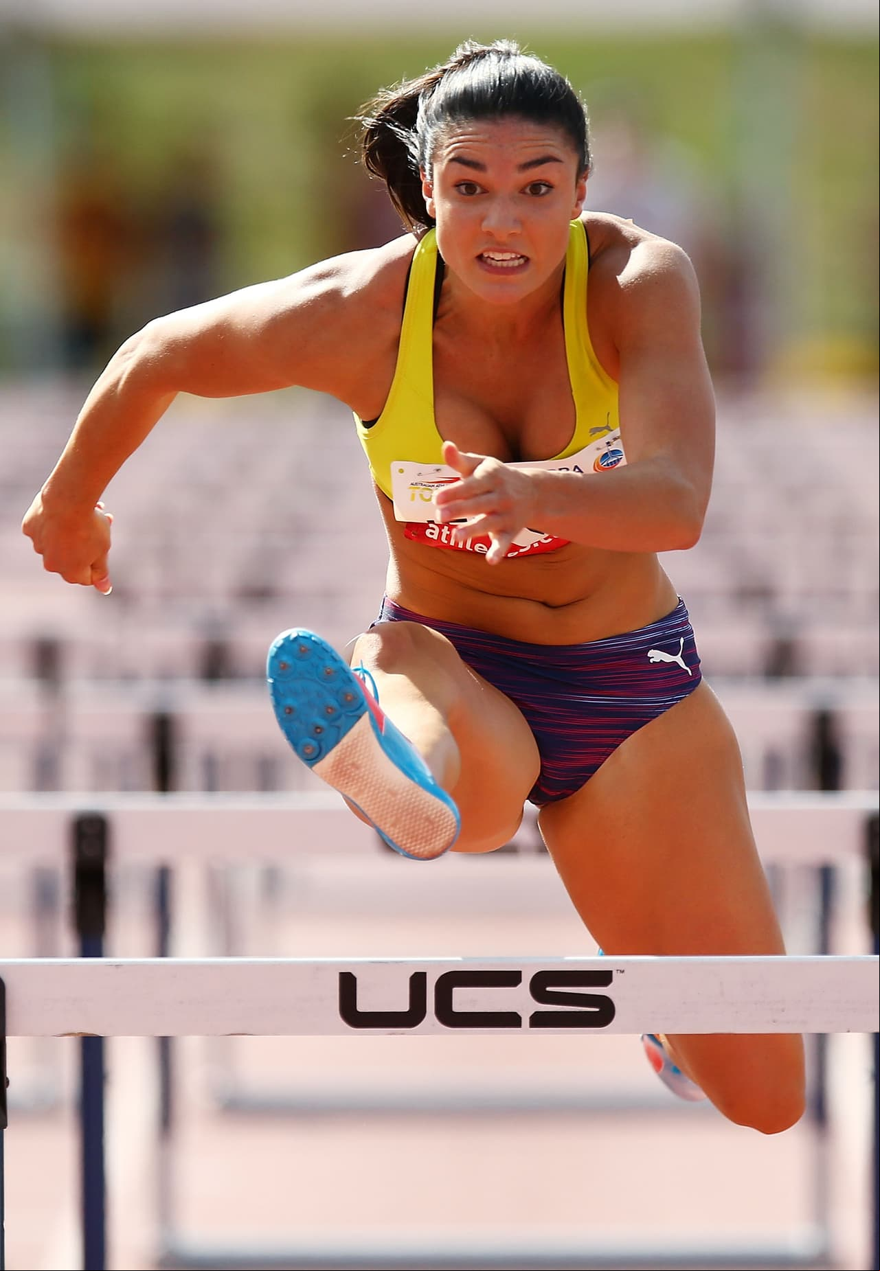 Jenneke se hizo popular por un 
<a href="http://www.univision.com/deportes/vuelve-el-baile-sexy-de-michelle-jenneke-a-las-pistas">sexy baile realizado antes de una competencia en 100 metros vallas</a>. Desde allí, su figura no pasa desapercibida en las pistas. Aunque apenas superó la primera ronda en las pasadas olimpiadas, a sus 23 años aún tiene mucha carrera para deleitar con su talento, su atlético cuerpo y bella sonrisa.