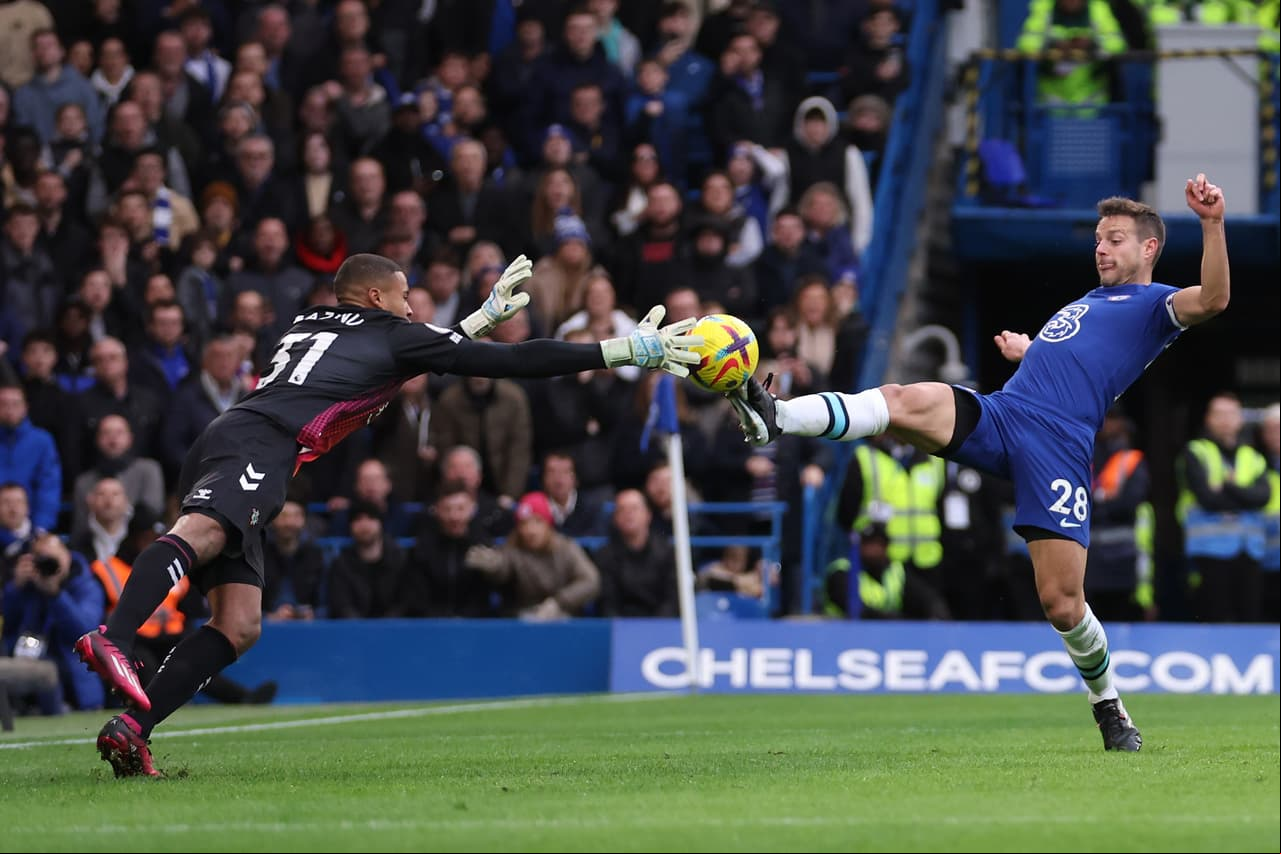 César Azpilicueta salió durante el partido ante el Southampton por un golpe en la cara.