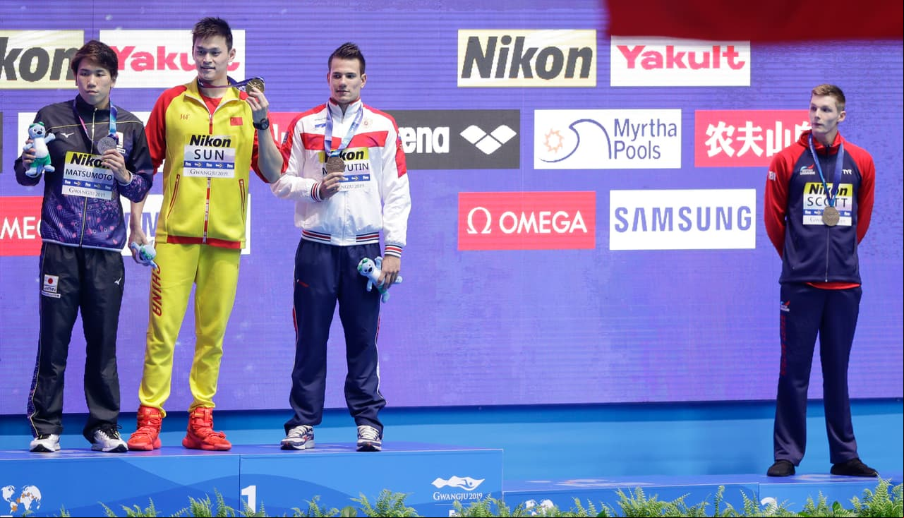 En 2019, durante el mundial de natación, nadadores de Australia y Gran Bretaña rechazaron subirse al podio junto al ganador Sun Yang, debido a que el atleta chino ha sido acusado en diversas ocasiones de dopaje.
