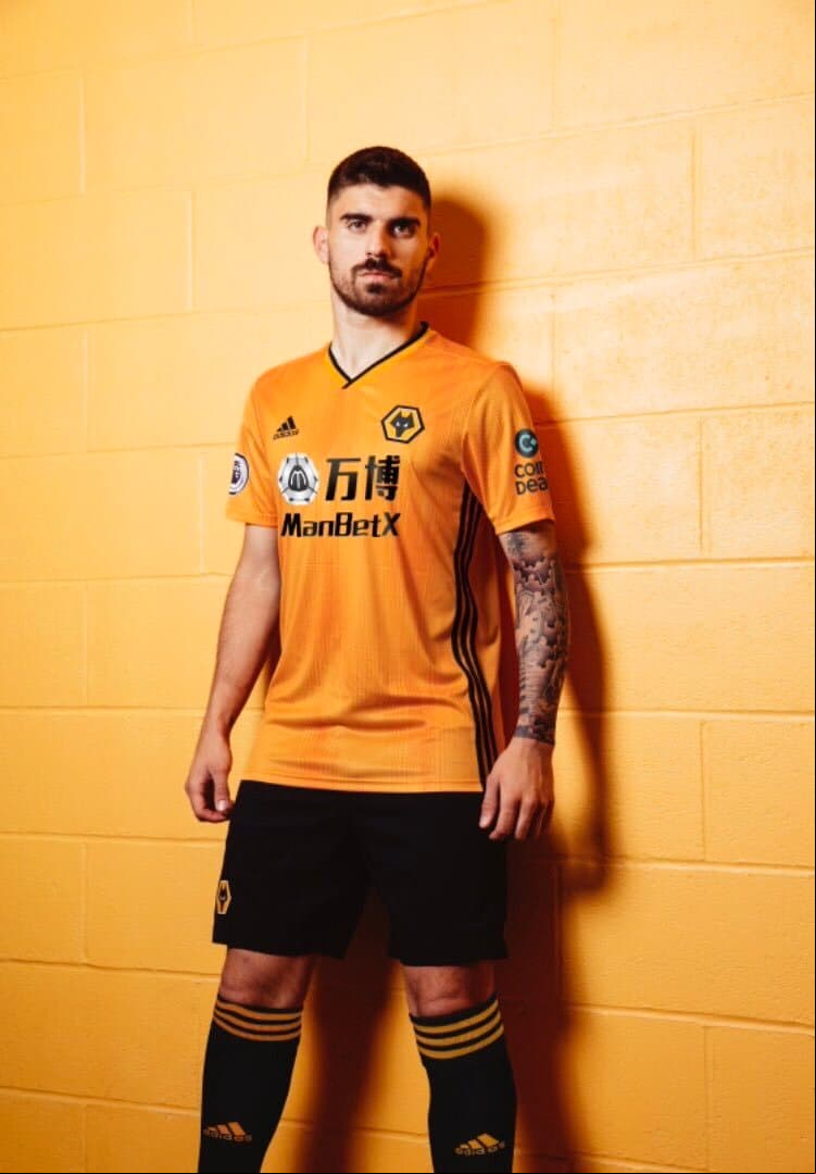 Después de una primera temporada sorprendente, Raúl Jiménez y los Wolves ya tienen nuevo jersey local para el siguiente curso en el que no solo piensan en mantener la categoría, sino en meterse en los torneos europeos.