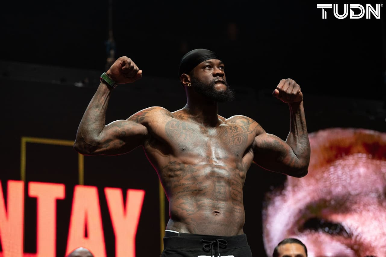 Tyson Fury (273 libras) y Deontay Wilder (231) protagonizaron un pesaje inusual al no poder realizar el tradicional cara a cara.