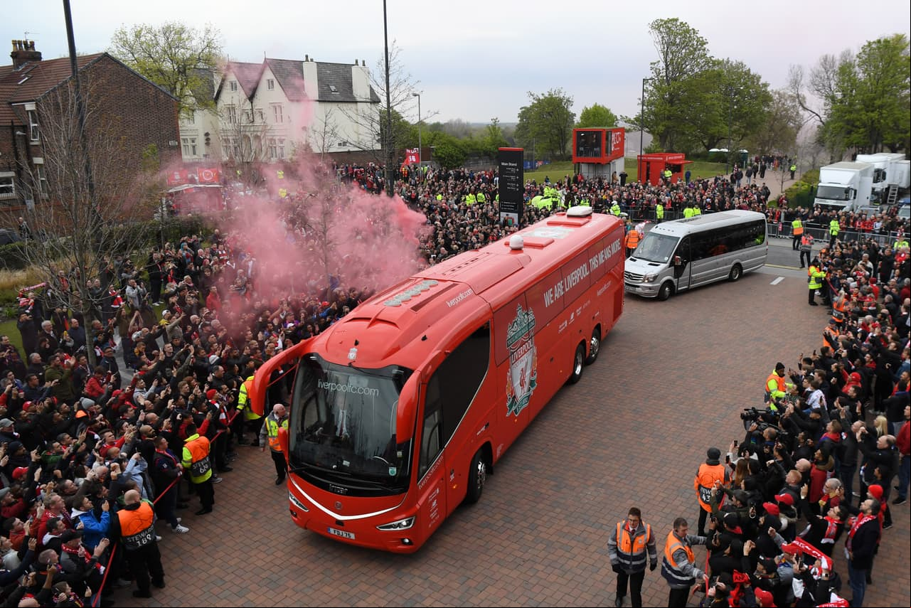 Con bengalas, bunfanas, playeras y banderas, los aficionados del Liverpool y algunos del Barcelona prendieron la fiesta en las cercanías de Anfield para lo que será una Semifinal de Champions League memorable luego del 3-0 en el Camp Nou la semana pasada.