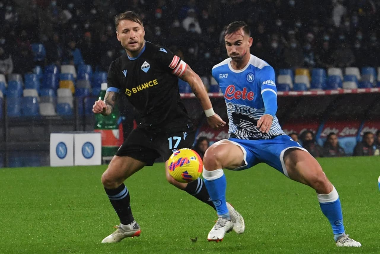 Con doblete de Mertens y goles de Zielinski y Ruiz Peña, el Napoli golea a la Lazio 4-0 durante la jornada 14 en la Serie A. Se le rindió homenaje a Diego Armando Maradona previo al encuentro y el mexicano Hirving Lozano jugó 65 minutos, pues salió por pisotón en la pierna.