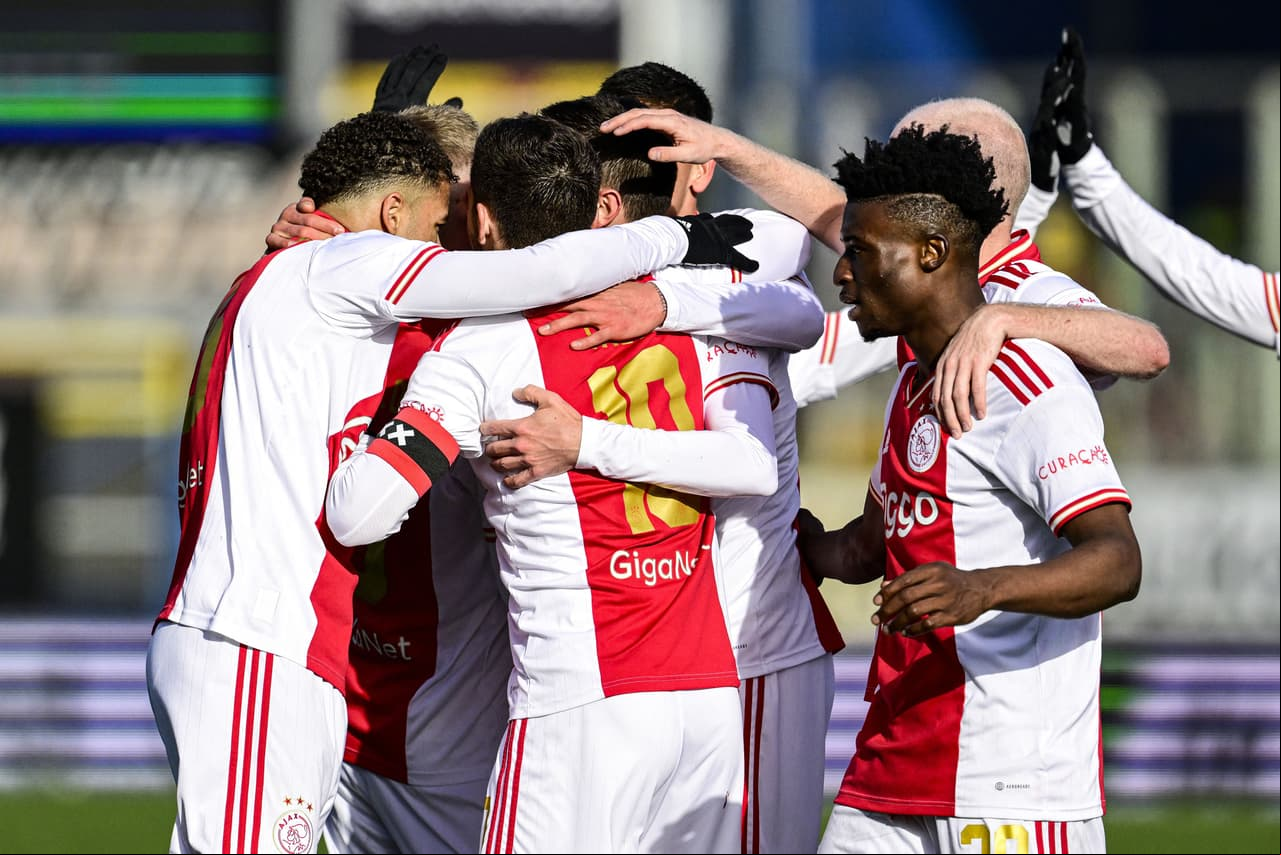 PSV supera a Feyenoord y Ajax golea a Cambuur a domicilio.