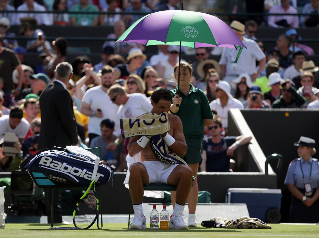 Aún así, el clima tiene cambios rápidos y el sol volvió a las canchas. El español Rafael Nadal estuvo bajo la sombra del triunfo con su victoria 6-1, 6-3, 6-2 contra John Millman.