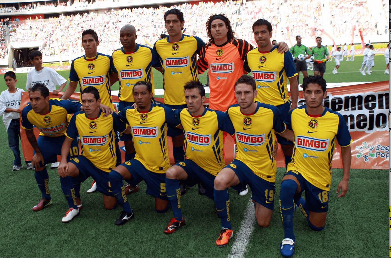 El XI inicial del América fue el siguiente: Guillermo Ochoa en el arco; Aquivaldo Mosquera, Oscar Rojas, Juan Carlos Valenzuela, Diego Cervantes y Miguel Layún en la zona defensiva; Adolfo Rosinei, Pável Pardo y ‘Rolfi’ Montenegro en la media cancha; mientras en zona de ataque se acompañaban Ángel Reyna y Vicente Sánchez.