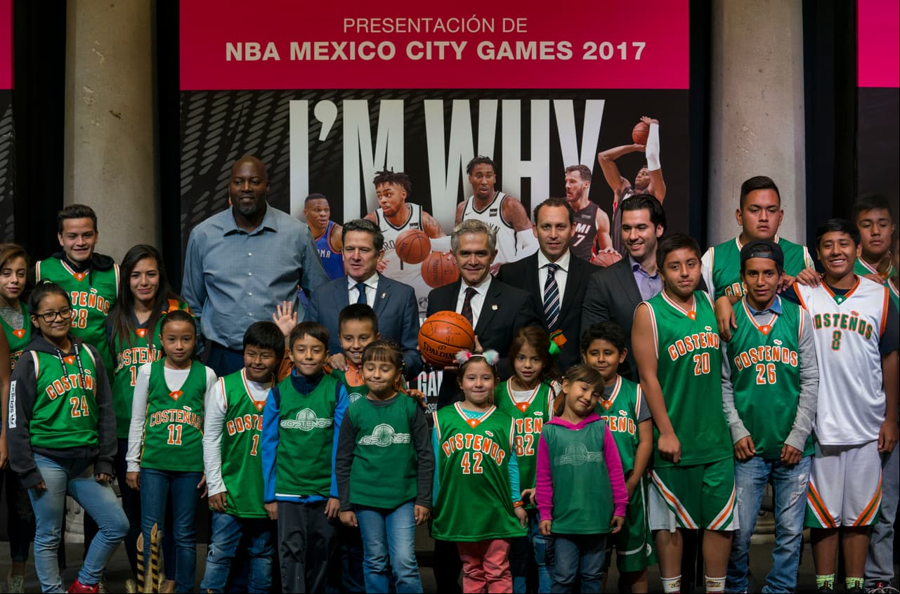 Desde muy temprano Rice tomó su lugar en un transporte especial donde se promocionaba los partidos de baloncesto.