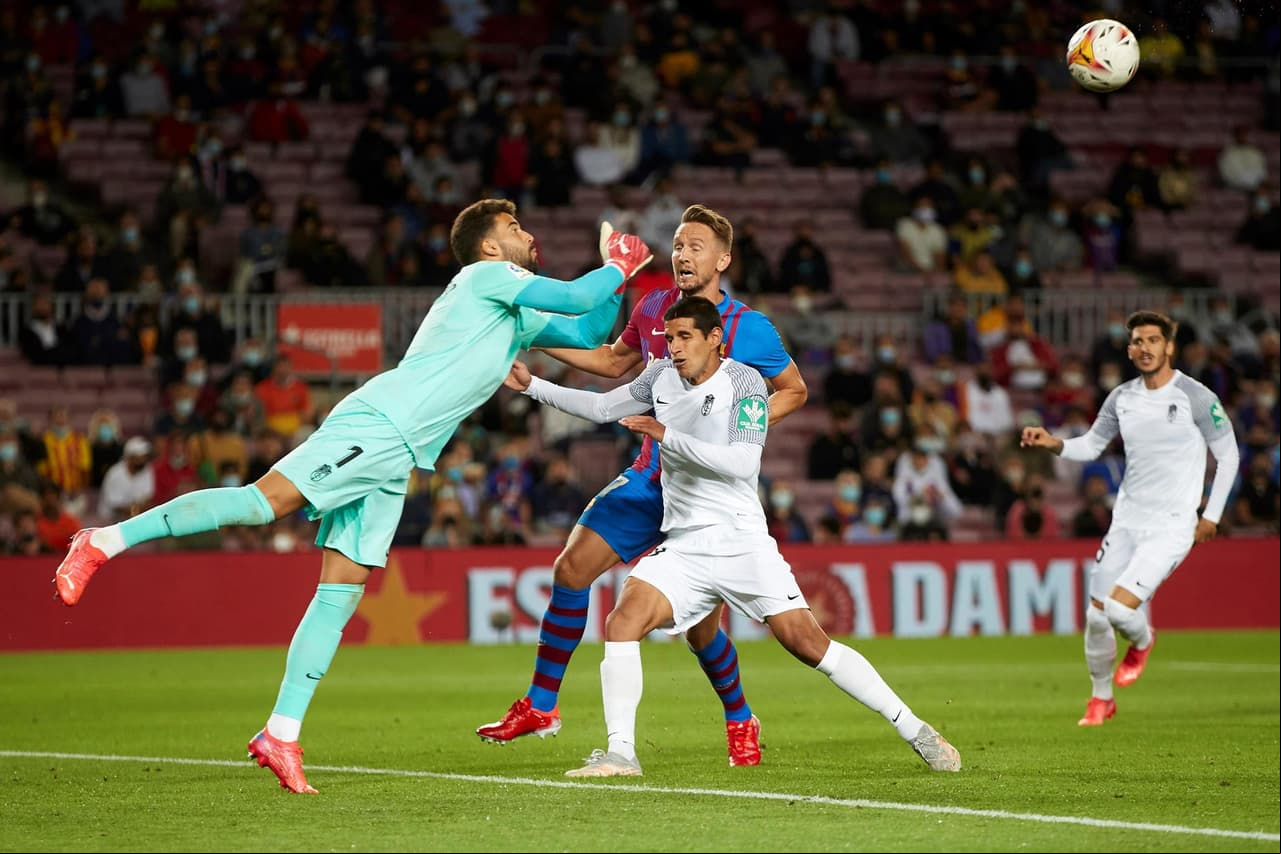 El Barcelona de Koeman perdía por temprana anotación del Granada por parte de Domingos Duarte al minuto 2’. Durante el partido agónico, la escuadra culé logró salvar el empate hasta los 90 minutos gracias al gol de Ronald Araújo, dejando el marcador 1-1 en la J5 de La Liga.