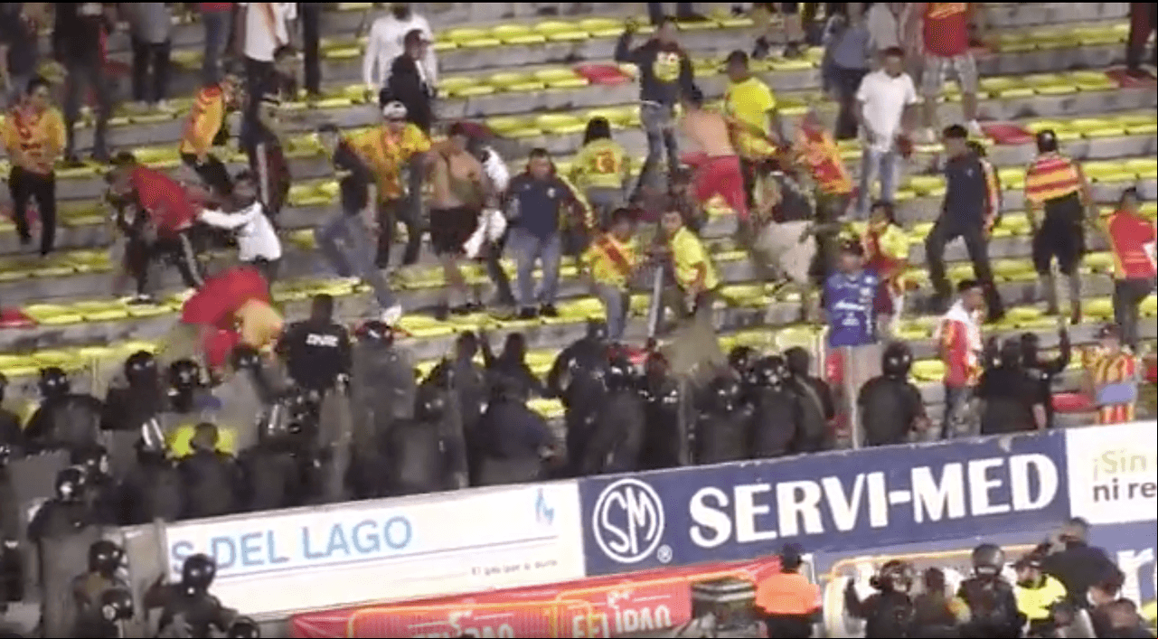 Se enfrentan a golpes aficionados de Atlético Morelia contra policías