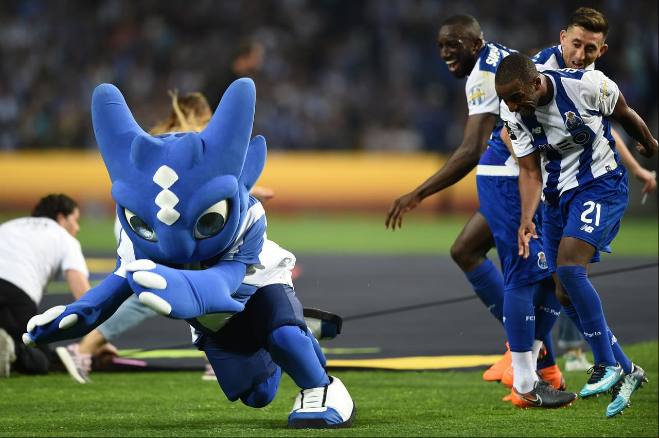 Entonces los campeones no hicieron esperar para jugar con este personaje. Herrera, en la foto, aportó para derribarlo.