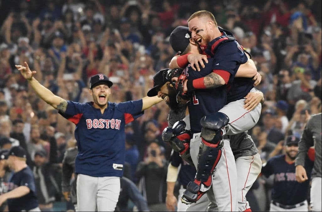 De inmediato los jugadores comenzaron a salir del dugout para unirse en el festejo con el que todo pelotero sueña alguna vez en su vida.