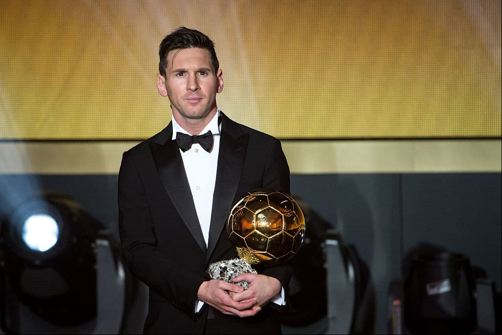 <b>Lionel Messi - Barcelona</b> - El pasado abril, Messi compró el hotel Sea Sun Fona de Mallorca, se suma a los complejos Sitges de Barcelona e Ibiza. Además, leo posse inmobiliarias con Limecu España S.L
<b>., </b>donde se encargan de comprar, vender, arrendar terrenos, viviendas y locales. 
<br>Lo más importante que tiene es el Leo Messi Management SL
<b>, </b>donde factura ingresos por la venta de sus derechos de imagen.
<br>