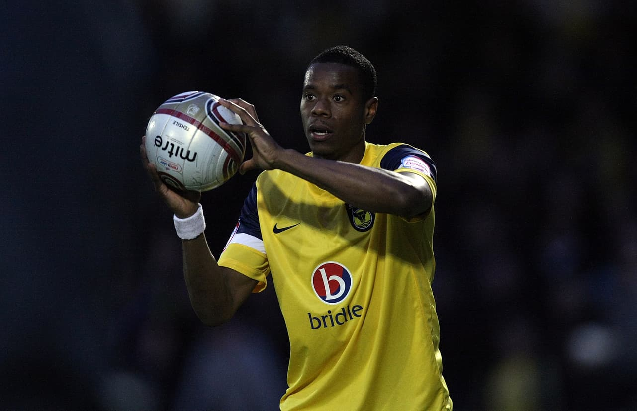 El futbolista Liam Davis fue el primer jugador que estuvo en la Premier League tras reconocer en público su homosexualidad. Nunca recibió un insulto del público por eso (si le agredían era en referencia a su baja estatura). Estuvo en Fulham, Coventry City, Oxford United, entre otros.