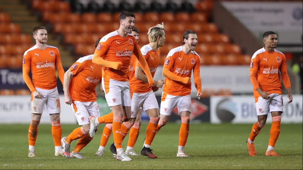 Blackpool y Burnley avanzaron en la justa tras vencer en tanda de penales al Albion y al MK Dons, respectivamente.