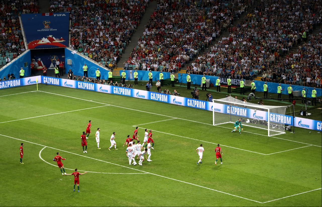 Una toma panorámica preciosa donde se aprecia que el esférico superó a la barrera y David de Gea no puede llegar por más que lo intenta.