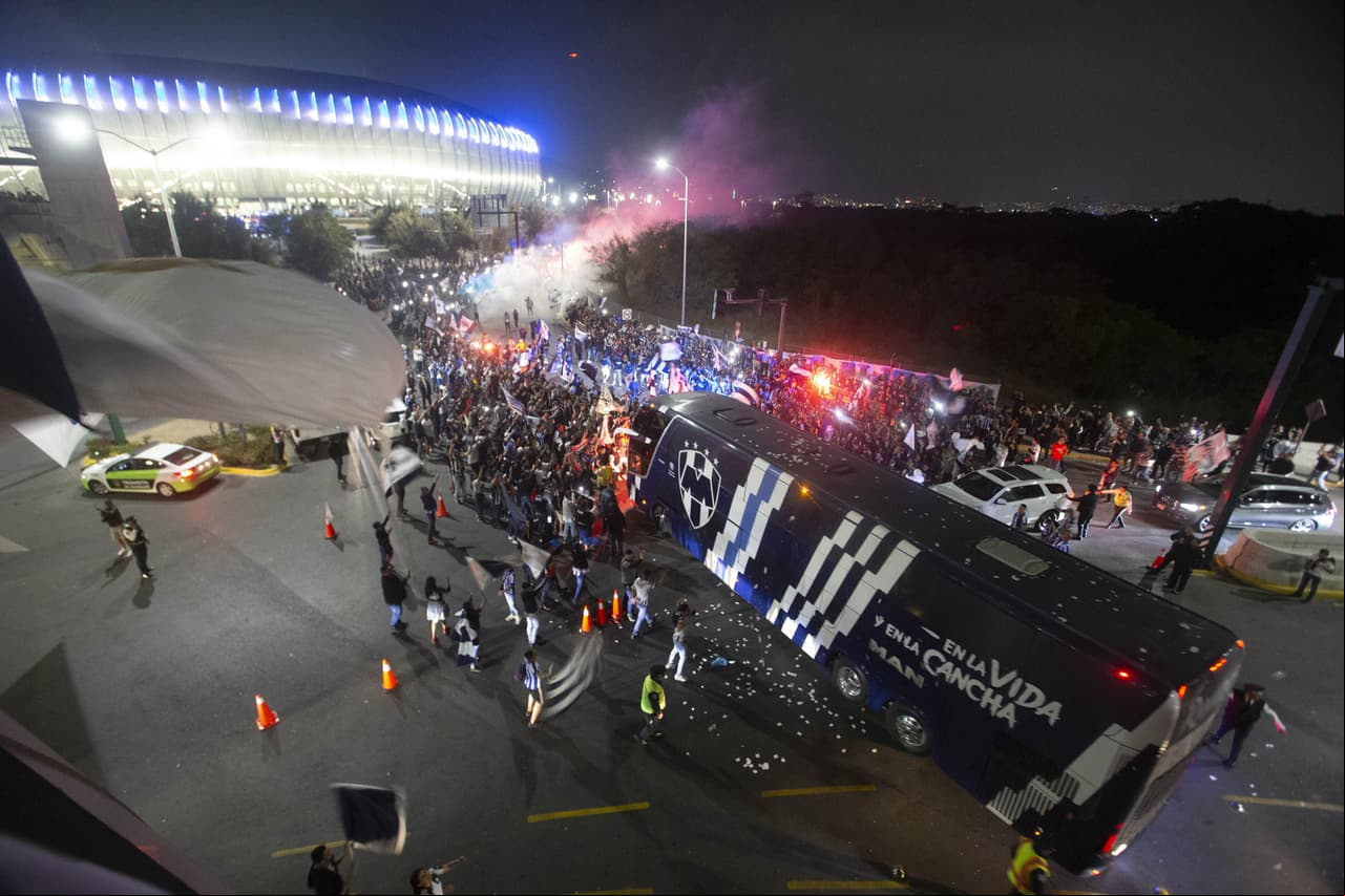 Seguidores de Rayados y Águilas apoyan a tope para la Final de ida de la Liga MX.