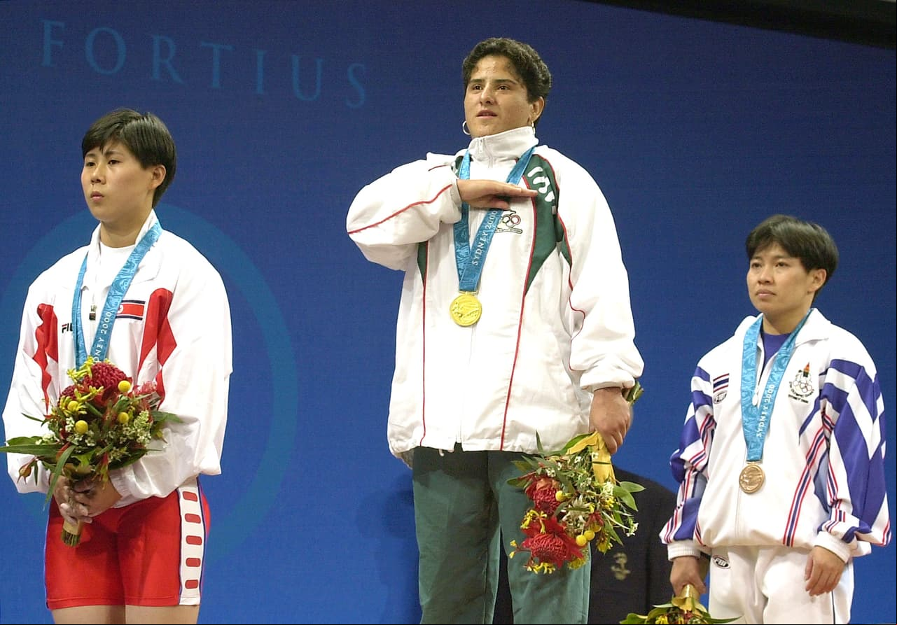 <b>Soraya Jiménez (QEPD): </b>fue la primera mujer mexicana en ganar un oro Olímpico en los Juegos de Sídney 2000 en la prueba de 53-58 kilogramos del Levantamiento de Pesas.