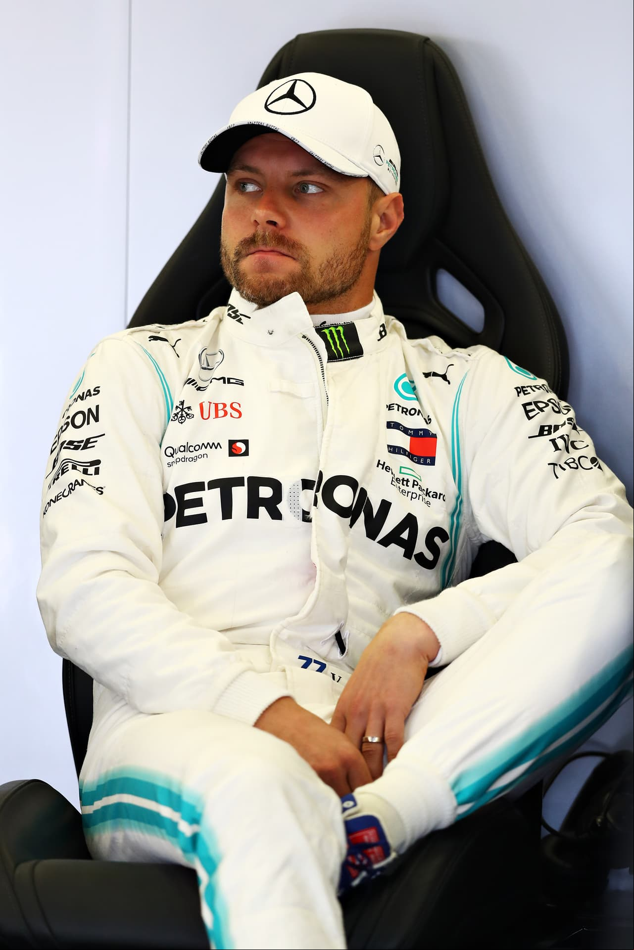 Los autos de Mercedes volvieron a marcar los puntos altos este sábado en la clasificación del Gran Premio de Gran Bretaña en donde Valtteri Bottas log´ro el primer lugae y Lewis Hamilton el segundo. En tercera posición saldrá Charles Leclerc, mientras que Sergio Pérez no pasó de la Q2 y saldrá en la casilla 15.