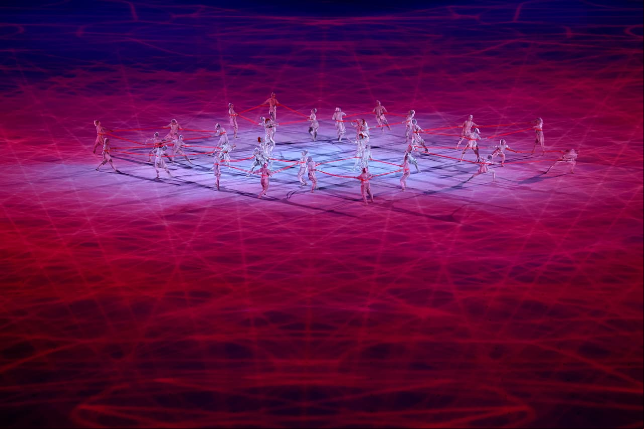 Toda una red se tejió sobre el estadio Olímpico de Tokyo con el significativo color violeta que ha caracterizado a los Juegos de Tokyo.