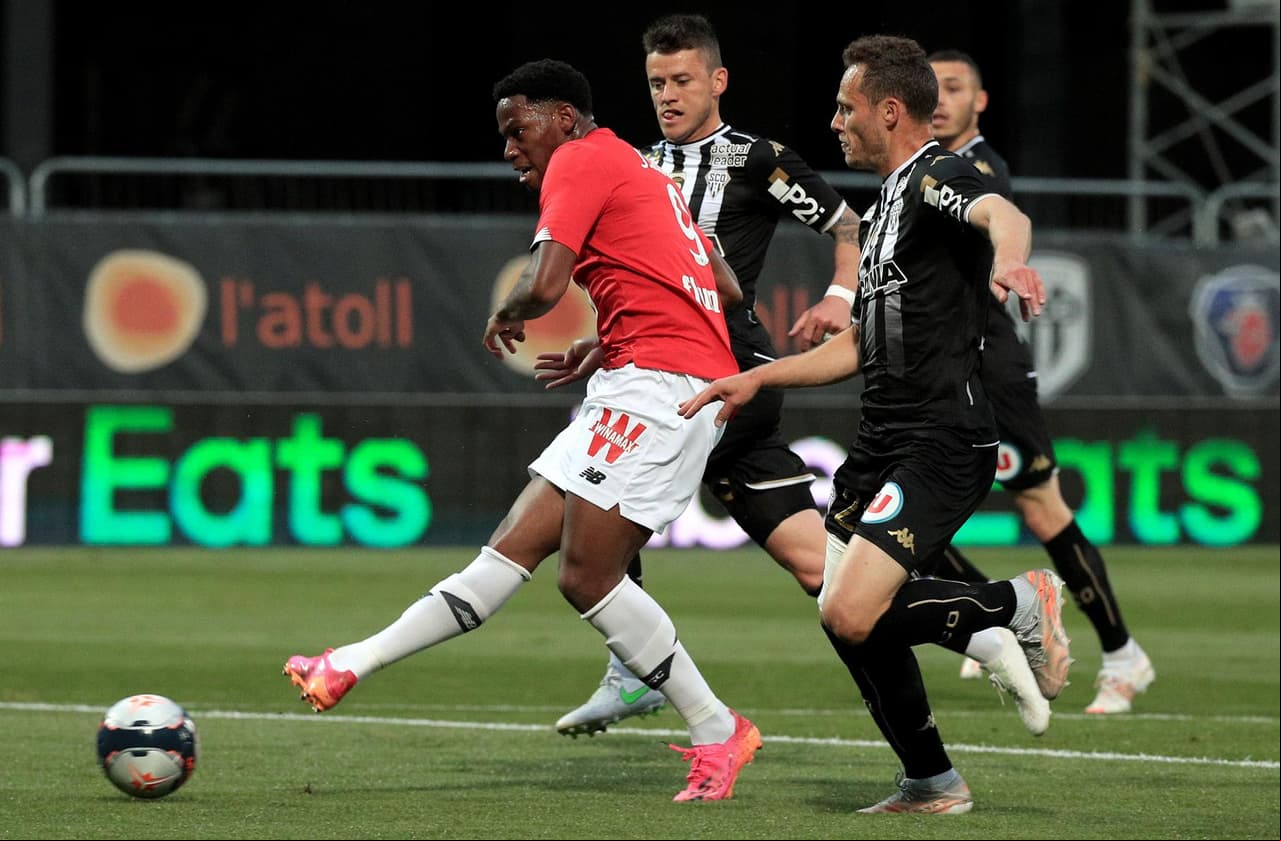 Lille rompió la sequía de campeonatos y se corona en la Ligue 1 tras 10 años sin lograrlo. Jonathan Davis y Burak Yilmaz le dieron la victoria a su equipo frente al Angers y le rebatan la gloria al equipo millonario del Paris Saint-Germain.