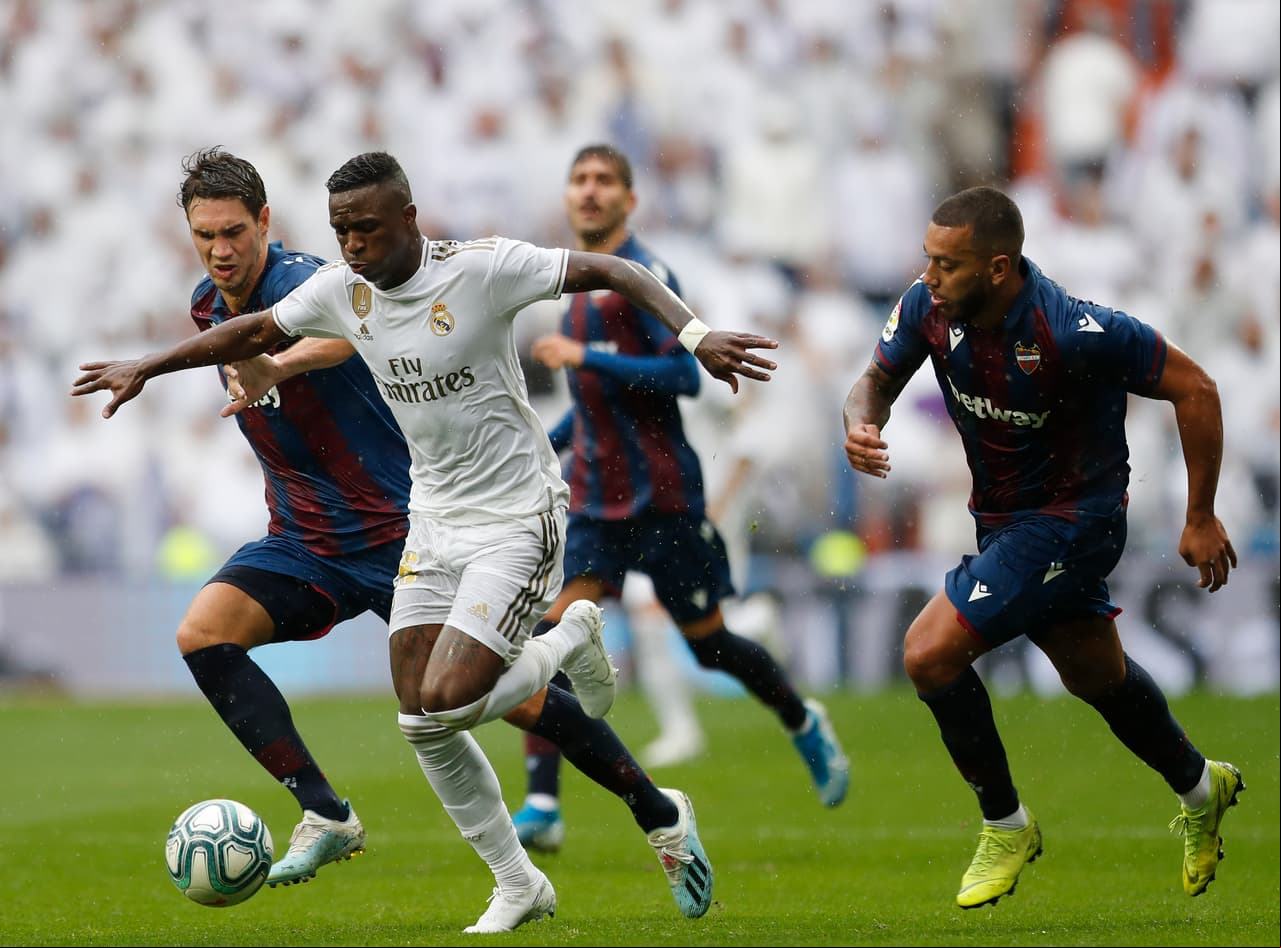 El Real Madrid consumó un gran primer tiempo y vencía 3-0 con doblete de Karim Benzema y uno más de Casemiro pero en la segunda mitad sufrió, recibió goles de Mayoral y Melero, dos ex madridistas, y una atajada de Courtois salvó el posible empate.