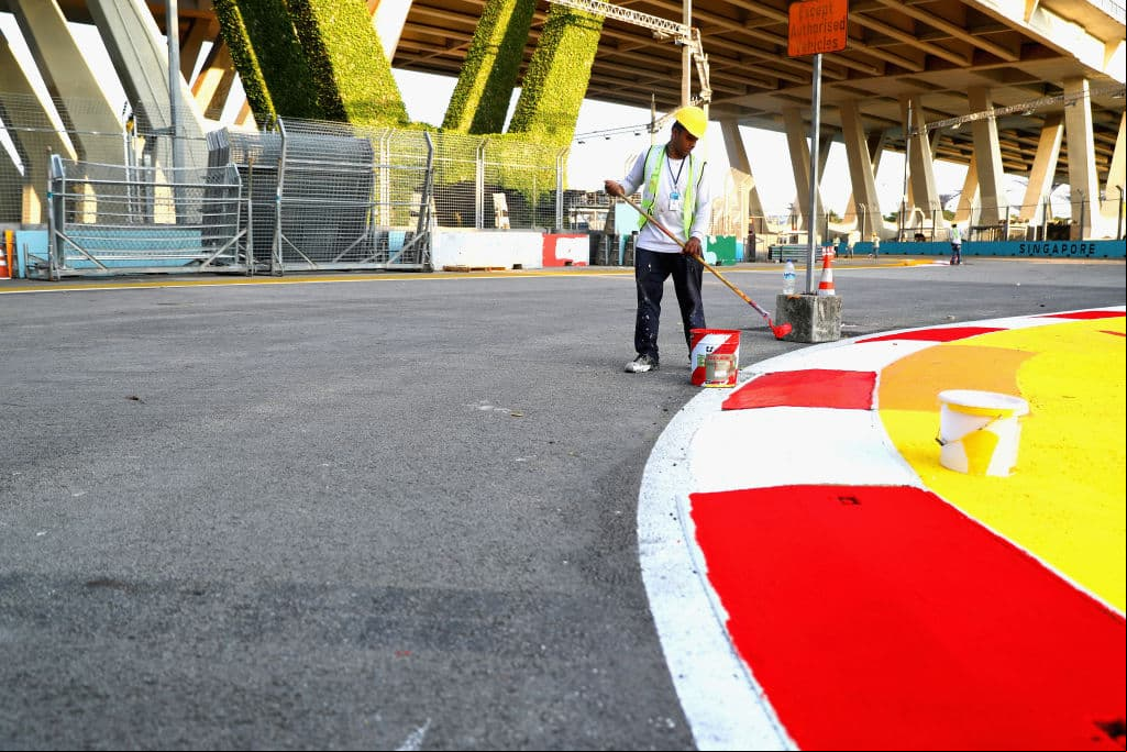 Los detalles de la pista se van ajustando en medio de una batalla entre el británico Lewis Hamilton y el alemán Sebastián Vettel.