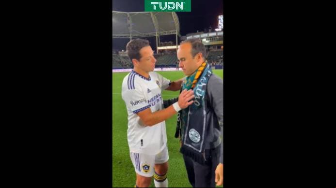 Encuentro de leyendas: el emotivo abrazo entre Chicharito y Donovan