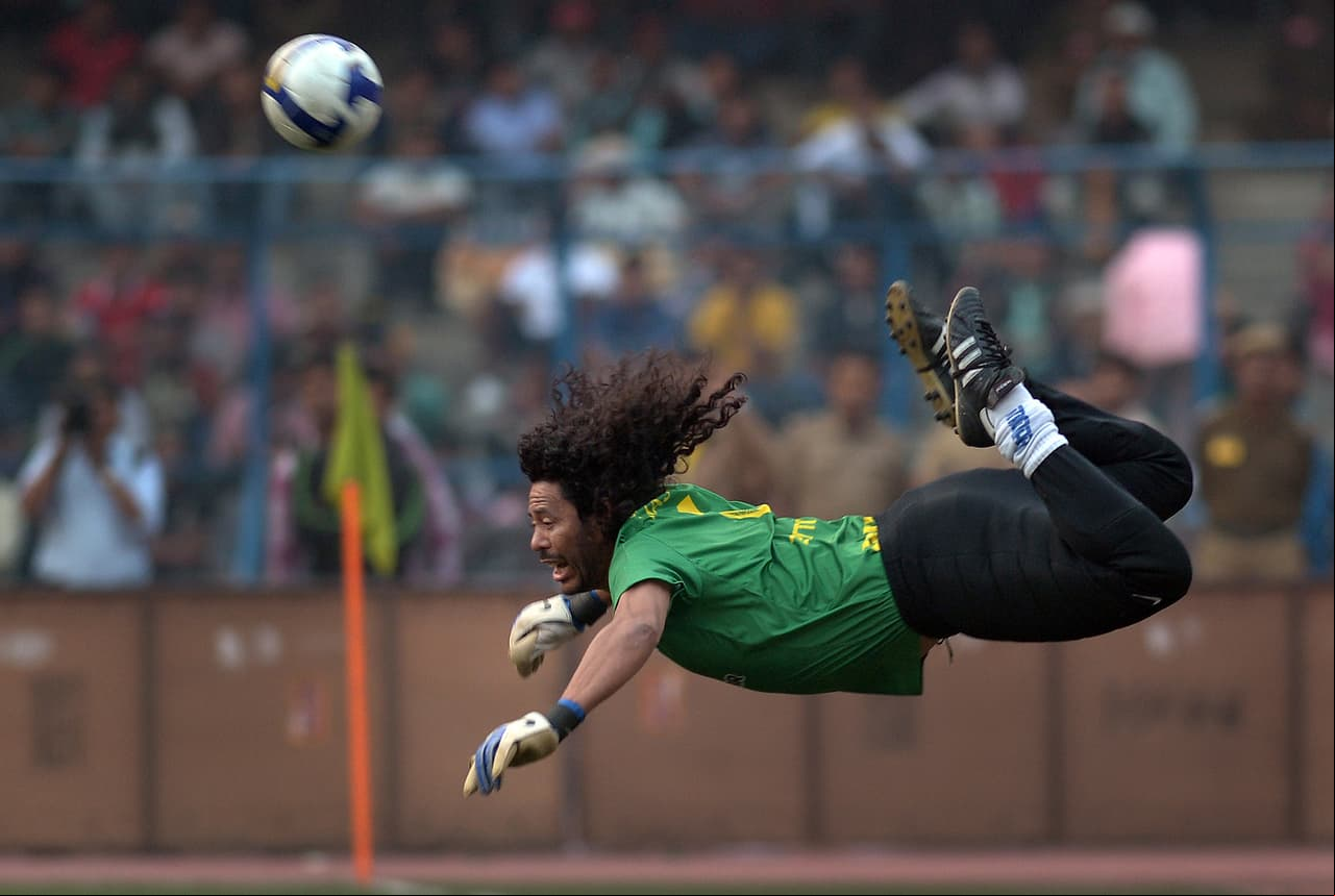 Higuita, sancionado seis meses por su dopaje, fue un excéntrico que incluso también pagó cárcenl, pero que en la cancha siempre se robó el show con su talento.