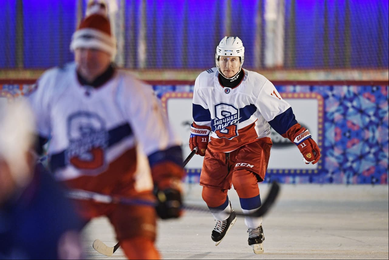 El presidente de Rusia, Vladimir Putin, dejó de lado la formalidad de su cargo para demostrar su cualidades como deportista en el juego de exhibición del Night Hockey League en la Plaza Roja de Moscú.