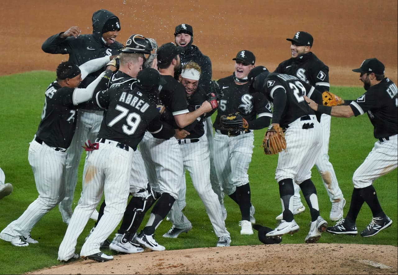 El pelotero norteamericano firmó el no-no y se quedó muy cerca de conseguir el juego perfecto en Cleveland.
