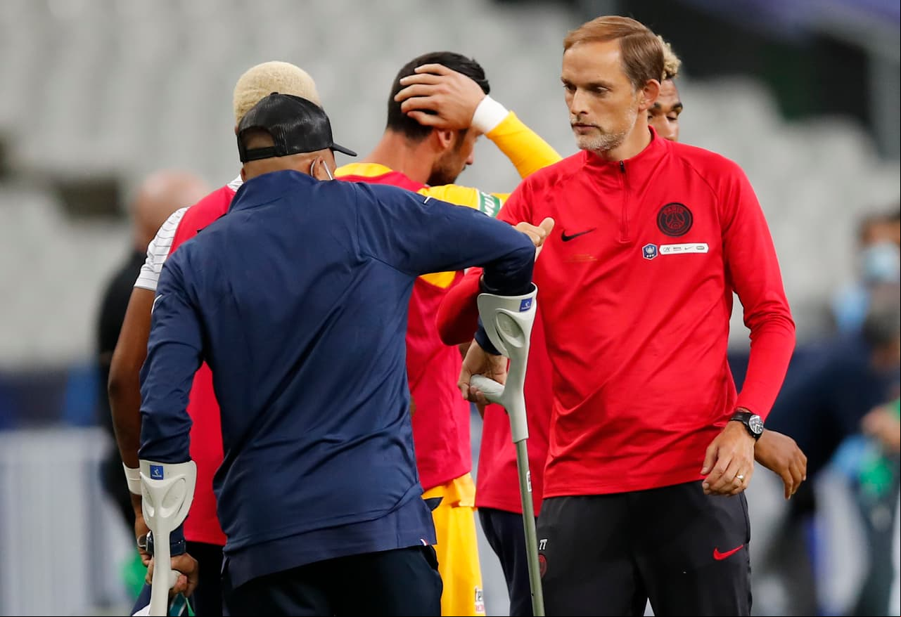 PSG ganaba por la mínima St Etienne por la Copa de Francia. Perrin entró fuerte sobre el pie derecho del francés cuando PSG se lanzaba al ataque. Se armaba la bronca en el terreno de juego y Perrin salió expulsado (31’). Kylian fue atendido dentro de la cancha y tuvo que dejar el partido entre lágrimas. Medios ses afirman que Mbappé sufrió un esguince en su tobillo derecho.