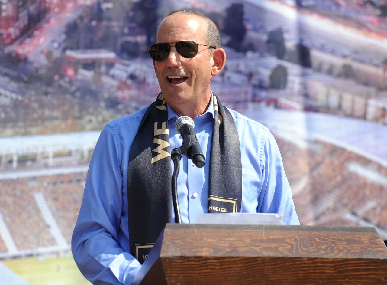 El Comisionado de la MLS Don Garber se dirige a los presentes durante la ceremonia de excavación para el nuevo estadio de LAFC, el Banc of California Stadium.