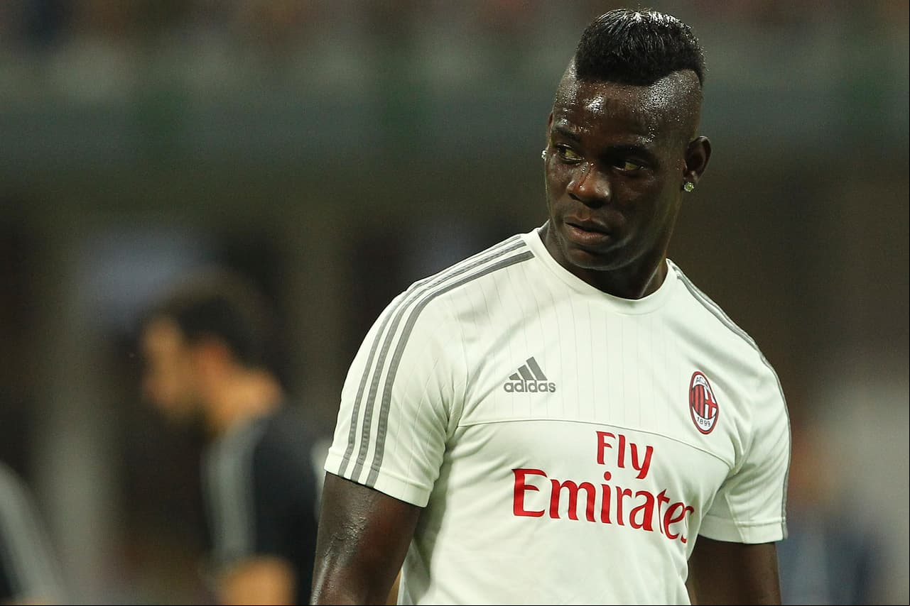Un miembro de la mafia napolitana aseguró que el italiano Mario Balotelli vendía droga en el barrio de Scampia, en esa ciudad de Italia. A pesar de afirmar que eso hizo 'parte de una broma', ese testimonio hizo parte de un caso de blanqueo de dinero.