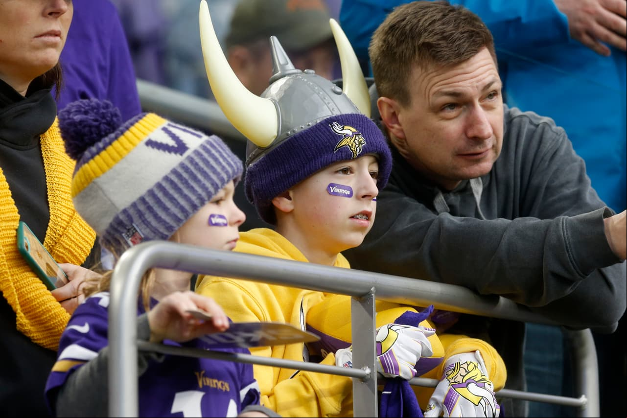 Los cuernos largos de los Vikings soñando con la Postemporada.