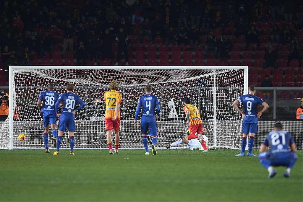 Gianluca Lapadula cierra la cuenta para el Lecce en una victoria importantísima.