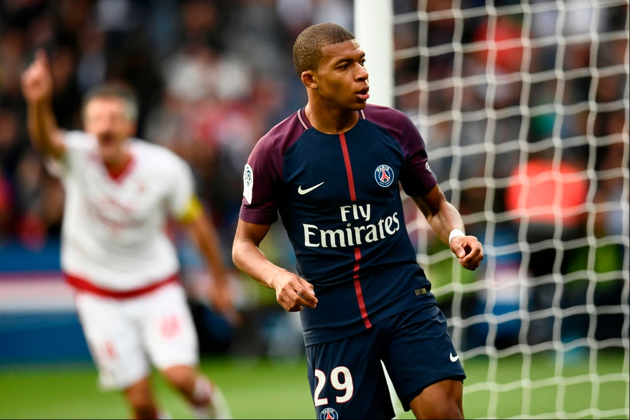 Ya en la segunda mitad, Mbappé se reportaría con su gol al minuto 58.
