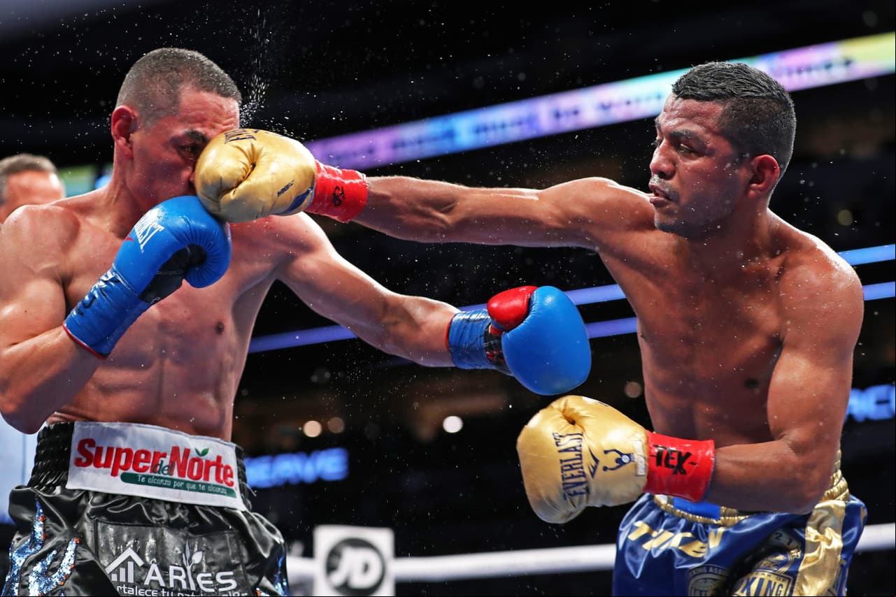 Los jueces otorgaron las tarjetas 115-113 para Román, 117-111 para Estrada y 113-115 para el mexicano, otorgándole así la victoria al Juan Francisco Estrada por decisión dividida y coronarse campeón unificado CMB, The Ring y AMB supermosca.