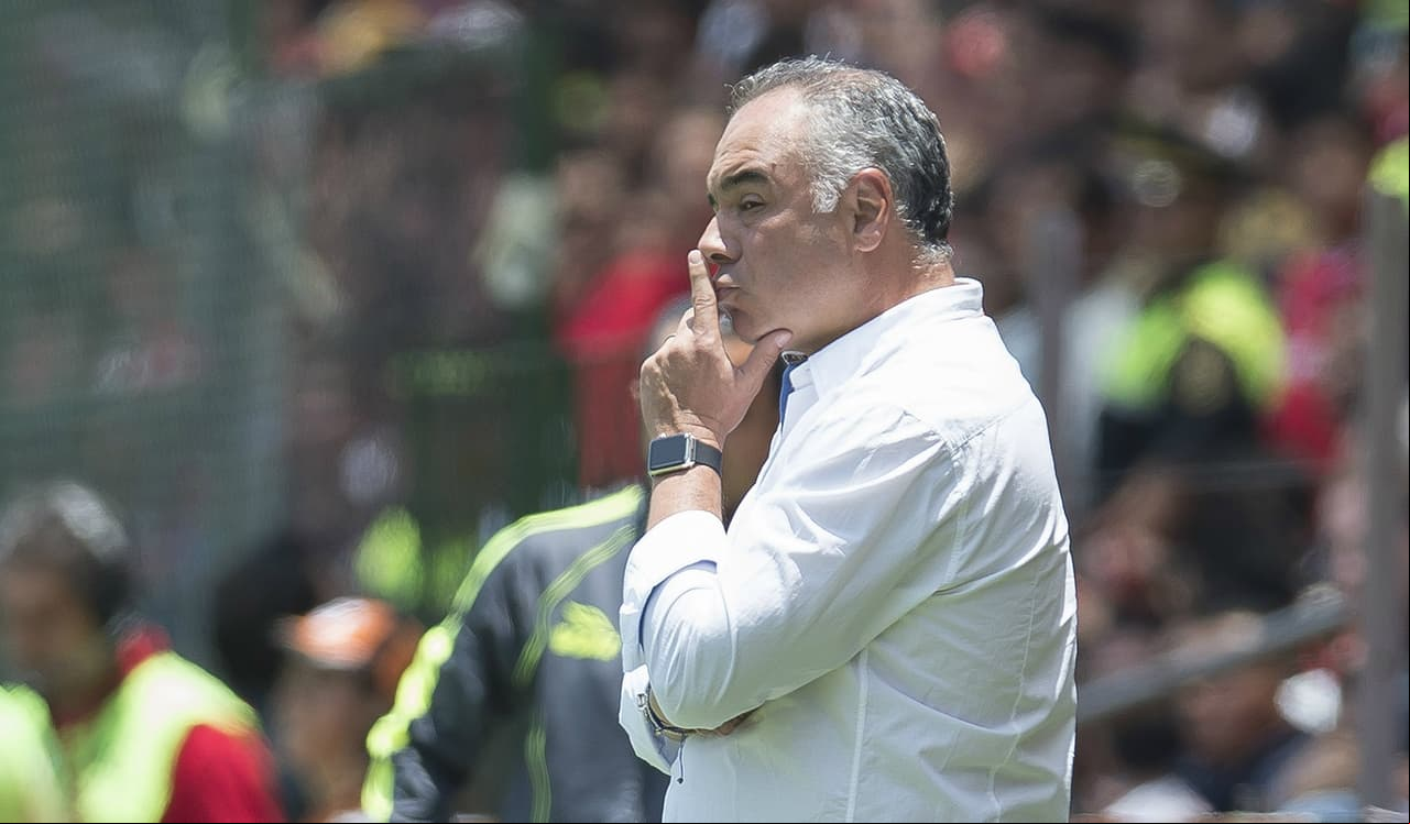 El DT de Pumas fue sorprendido fumando en el área técnica