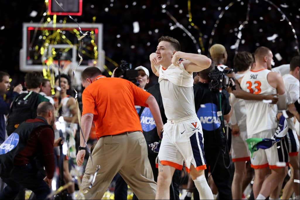 Los Virginia Cavaliers conquistaron el primer Campeonato Nacional luego de derrotar por 85-77 a los Texas Tech Red Raiders en la Final del NCAA Tournament y así festejaron los aficionados, jugadores y entrenadores, en cabezados por el head coach Tony Bennett.