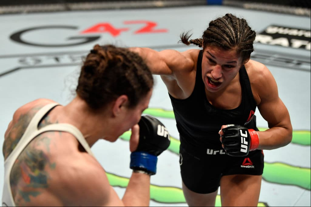 En combate de peso gallo, Peña sometió a McMann con una poderosa estrangulación.