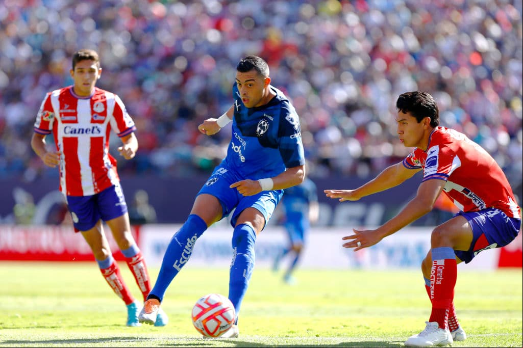 Rogelio Funes Mori, de penal, le dio el triunfo a Rayados sobre Atlético San Luis. El jugador nacionalizado mexicano marcó, a los 83 minutos, y le dio una sufrida victoria al Monterrey.