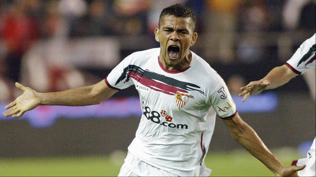 El primer trofeo que ganó en el Sevilla fue la Copa de la UEFA en la temporada 2005-06.