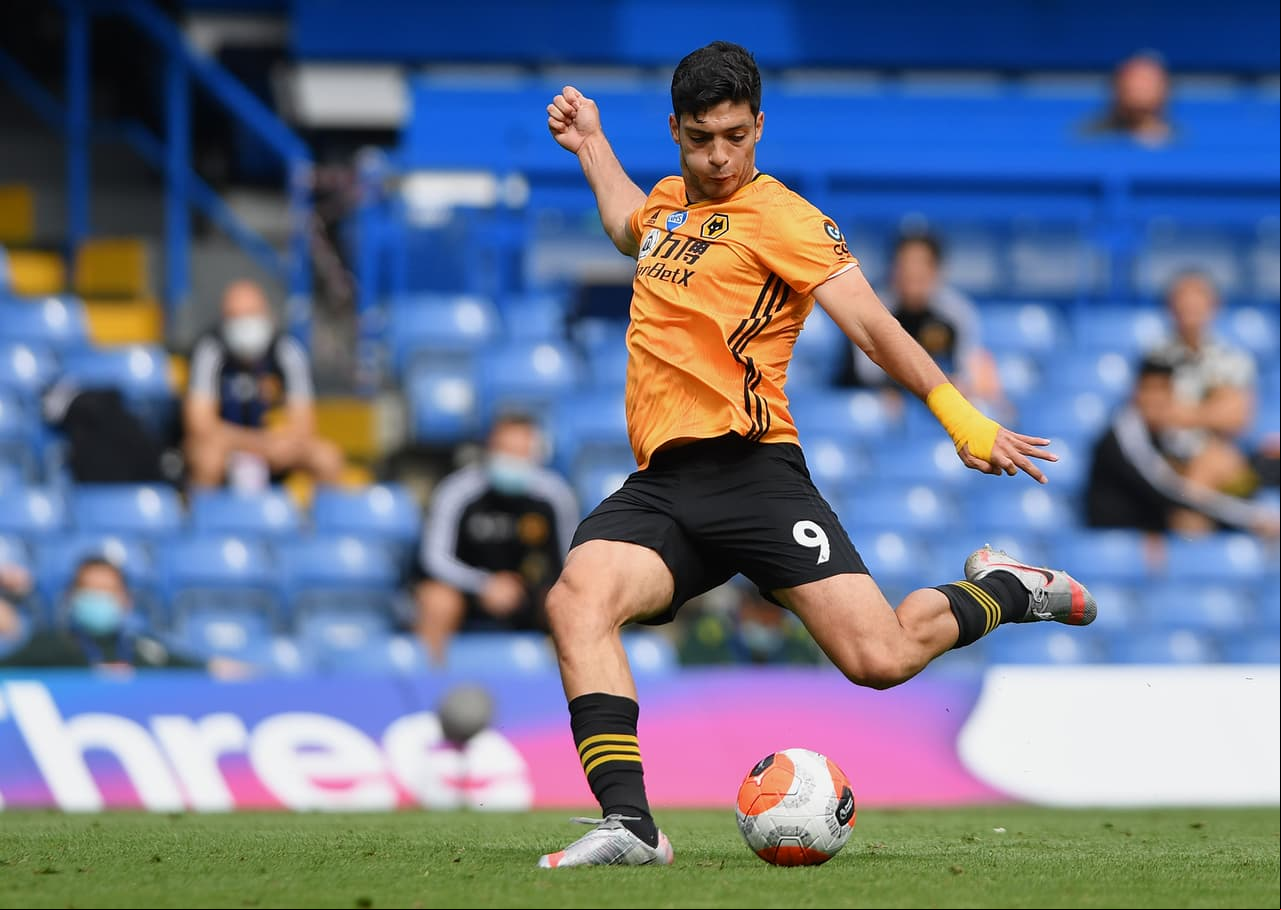Wolves rechazan intercambio de Raúl Jiménez con Aaron Ramsey