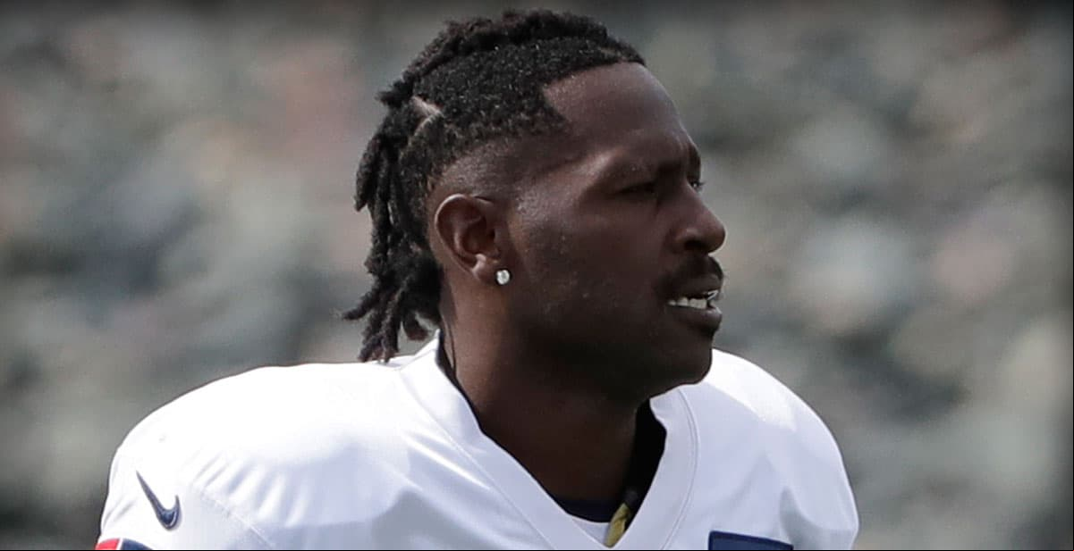 Antonio Brown quedó en libertad condicional por dos años y deberá tomar evaluación psicológica, y curso de manejo de ira y además de cumplir horas de servicio comunitario.