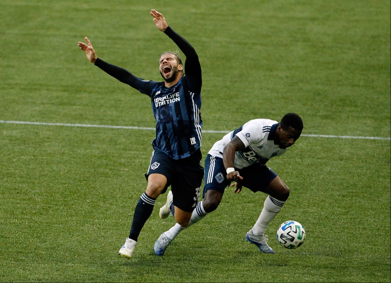 Con doblete de Fredy Montero y gol de Lucas Cavallini, los Vancouver Whitecaps golean 3-0 al LA Galaxy en casa.